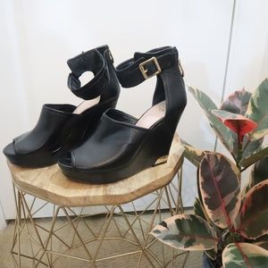 VINCE CAMUTO BLACK WEDGE HEEL SANDALS